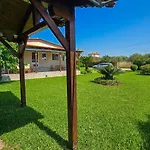 Casa de Férias Potidaia The Garden Oasis Summer House Nea Poteidaia